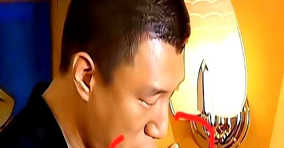 推特写镜头前，孙红雷一把推开了剧组递过来的无害道具烟。

“这烟冒出来的味儿不对，烟雾飘的弧度更不对，特写一推就露馅。”为了演出角色骨子里的颓和狠，他直接撕开一包真烟，连轴转拍了十几条，半包烟硬生生抽到底，嗓子全哑了。

现在多少人拍吃饭戏借位假嚼，拍骑马戏坐在轨道车上晃悠，掉眼泪全靠滴眼药水。可高