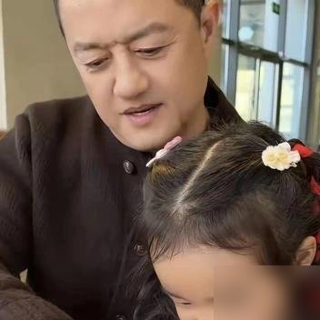 李亚鹏给4岁女儿庆生，82岁老妈坐旁边，前妻海哈金喜也在场，一家人整整齐齐。
但别误会，海哈金喜直播里把话撂死了：绝不复婚，只聊孩子。她爸帮着带娃，李亚鹏随叫随到，该出钱出钱，该陪玩陪玩。
这画面搁一般人早撕破脸了，他俩愣是搞成了“离婚搭子”。李亚鹏那边也没闲着，9月刚拿20万美元奖金，转头全捐
