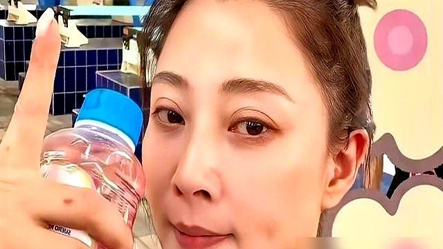 三金视后上真人秀，全程不撕不作只顾着煮火锅，殷桃这回彻底把流量密码玩砸了。

别人录节目忙着抱团抢镜头，她倒好，给队友当坐垫，安安静静烫毛肚。没绯闻，不炒CP，连个能让网友吵架的话柄都不往外递。

放眼现在的内娱，光靠演技打地基早没用了。看客们要的是能嗑、能撕、能吃瓜的活靶子。她手里握着大满贯的牌，