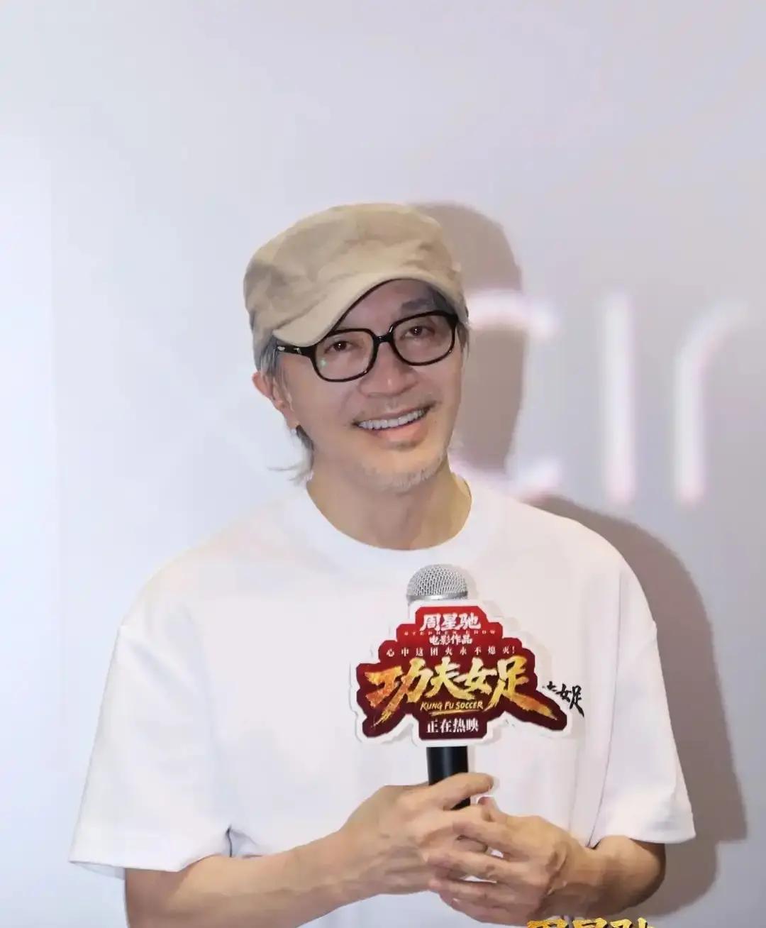 周星
驰的新作《功夫女足》在北美刚一亮相，就被推到了风
口浪尖。
这可不是什么影迷狂欢，烂番茄直接给出了一个尴尬的零
分，全网十二家主流媒体没一家买账的，全是清一色的差评。
当年那种
让全球观众跟着大笑的无厘头，怎么到了这儿就彻底失灵了？
国内观众
去看这部片子，多半是冲着周星驰这三