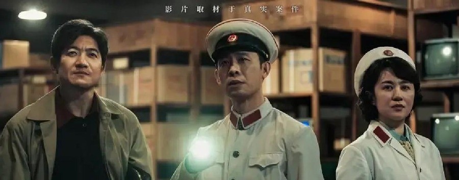 陈凯歌砸十几年资源没捧红的儿子，陈思诚一个反派角色让陈飞宇连炸14个热搜，一句“别人都说我靠爹”的台词揭开了星二代破局最扎心的真相。
国庆档前三天，陈飞宇在《神探之痕迹》里演的马朝阳一口气拿了14个热搜。观众看完电影讨论最多的不是张译的稳，也不是马丽的准，而是陈飞宇那张“突然撞头”后咧嘴一笑的脸。张