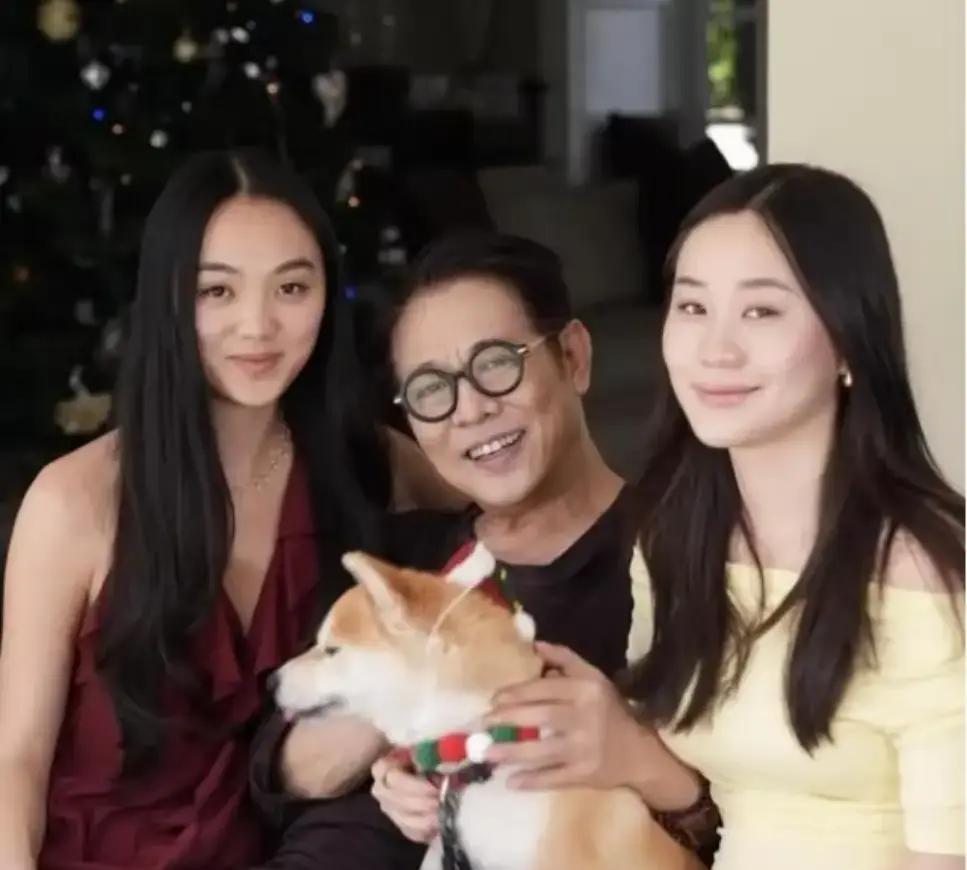 李连杰被骂了半辈子的“抛妻弃子”，到头来才发现，人家关起门来过的日子比谁都体面。
很多人总以为当年前妻受尽委屈、孩子遭了罪，现实偏偏不是这套苦情戏码。
李连杰把话说得很透：第一段婚姻散伙时，俩人是平平静静握手言和的，大部分积蓄留给了前妻，抚养孩子的责任他自己担着。
更让人意外的是利智的处理方式