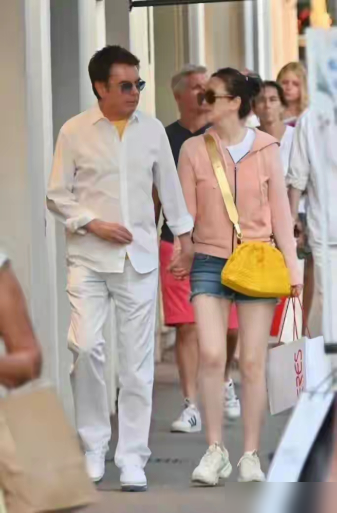 张艺谋说，婚姻就是一张纸，巩俐信了八年，最后发现他连这张纸都不肯给。
1987年拍《红高粱》，俩人好上了。此后八年，巩俐要结婚，张艺谋就说，婚姻不就是一张纸吗？1995年拍完《摇啊摇》，巩俐摊牌，张艺谋直接公开分手。
1996年巩俐嫁给新加坡商人，2009年离了。2014年她上杨澜访谈，说婚姻对