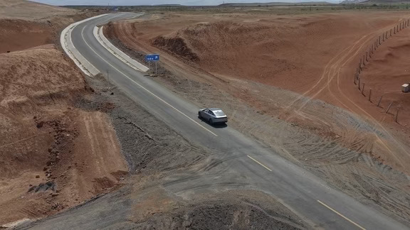 在吐鲁番看到了梦中情车