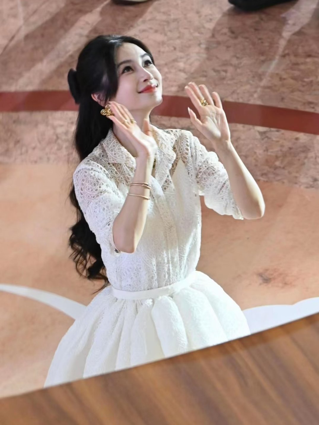 #angelababy[超话]##杨颖# 
此女一如既往的美丽 ​
