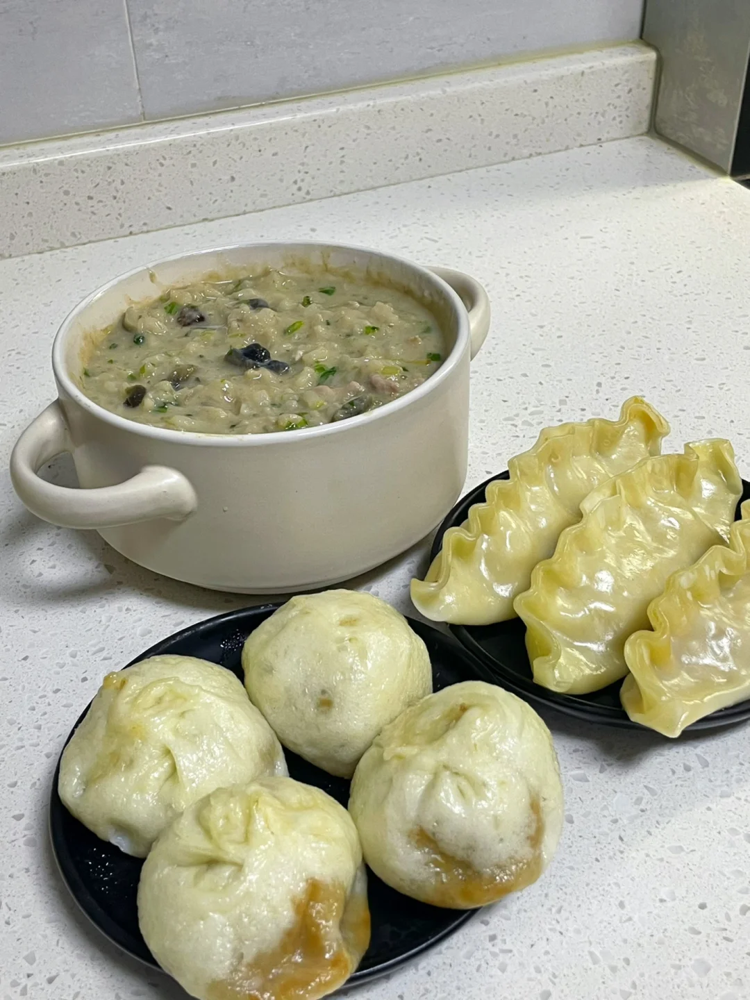 超鲜皮蛋瘦肉粥，老面小笼包&酸菜水饺🤤