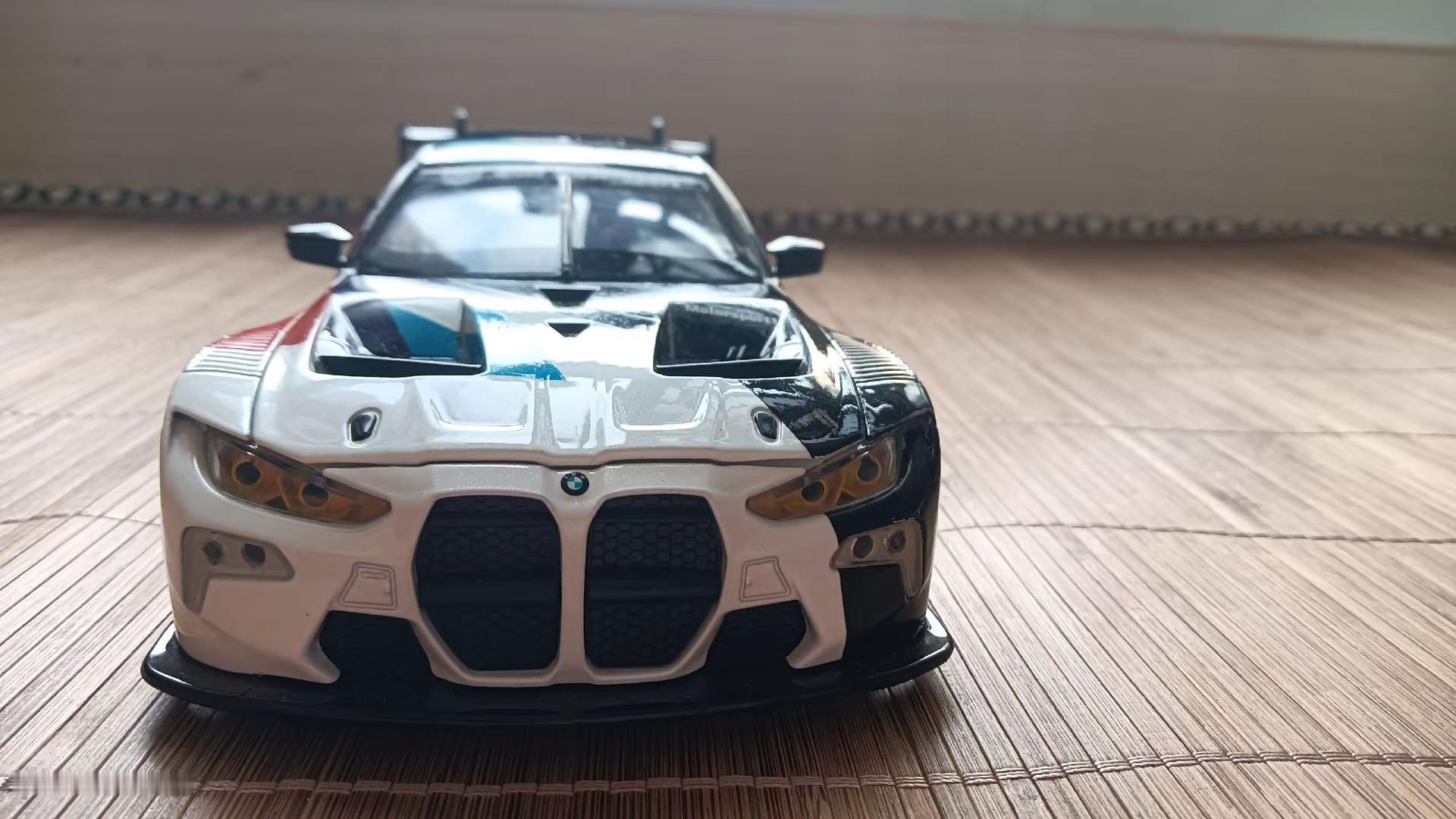 今日车模之CCA出品宝马M4GT31:24模型。车模在引擎做工方面没有体现出太多细节。整车看上去显得粗犷。但赛车内饰还有涂装，完美地复刻出了宝马 M4GT3测试车的原型。这辆车号称巴伐利亚邪恶大鼻孔。