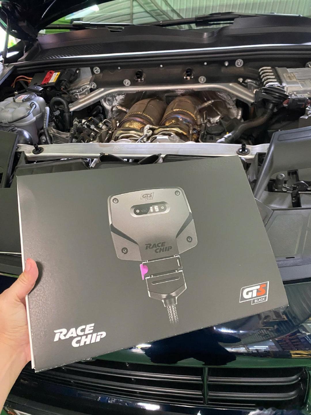 新款卡宴GTS升级
🇩🇪RACECHIP GTS 5 BLACK APP高性能外挂电脑
动力提升:95PS 75Nm
花小钱办大事，轻松解决需求
改善起步，顿挫，涡轮迟滞，加速提速，提升驾驶感
无需解锁车子电脑板，即插即用，无损安装，可复原
#卡宴gts# ​