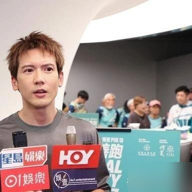 蔡卓妍直接把话说死了，钱不要了，朋友也没得做。
她受访时被问到张致恒，态度很冷，说借出去的钱就当给那四个孩子包红包了。四个孩子，不是一笔小数目。但她没追，也没再提“朋友”两个字，直接划成“前朋友”。
要知道这已经不是第一次了，对方这些年负面缠身，欠债、换工、又生娃。蔡卓妍早前帮过，这次彻底止损。