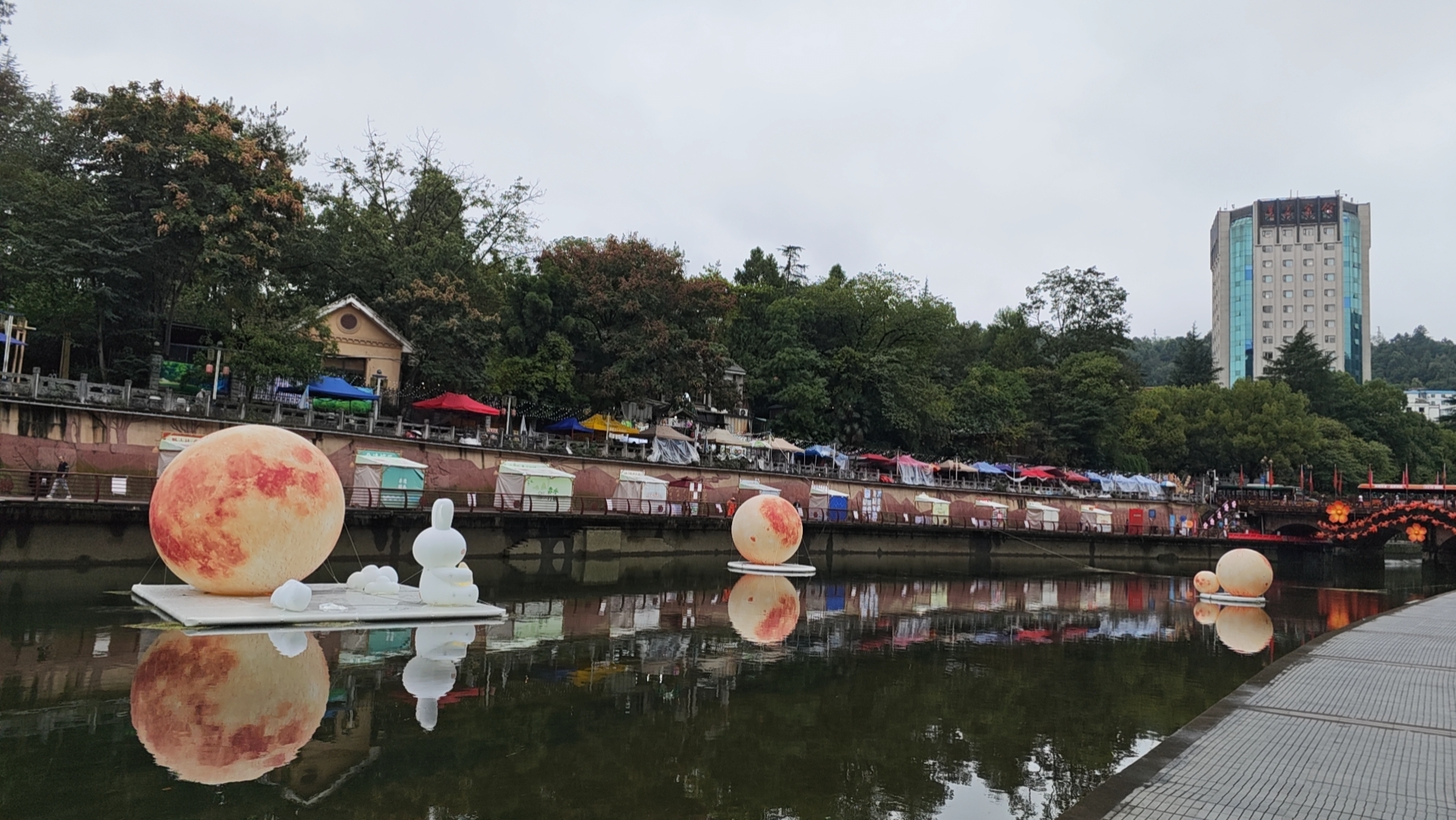很多人比较电车和油车，主要在保值率、保险费、保养费、电池寿命等等方面，各有长处，好像电车并没有特别的优势。我是两年前换的电车，感觉平时费用的确是比油车少很多，但其它方面比如保险费、保值率、电池寿命等要很多年以后才会体现，所以现在无法评判最终到底哪个费用低。我觉得电车的优势主要在于加速快、智能化（智驾