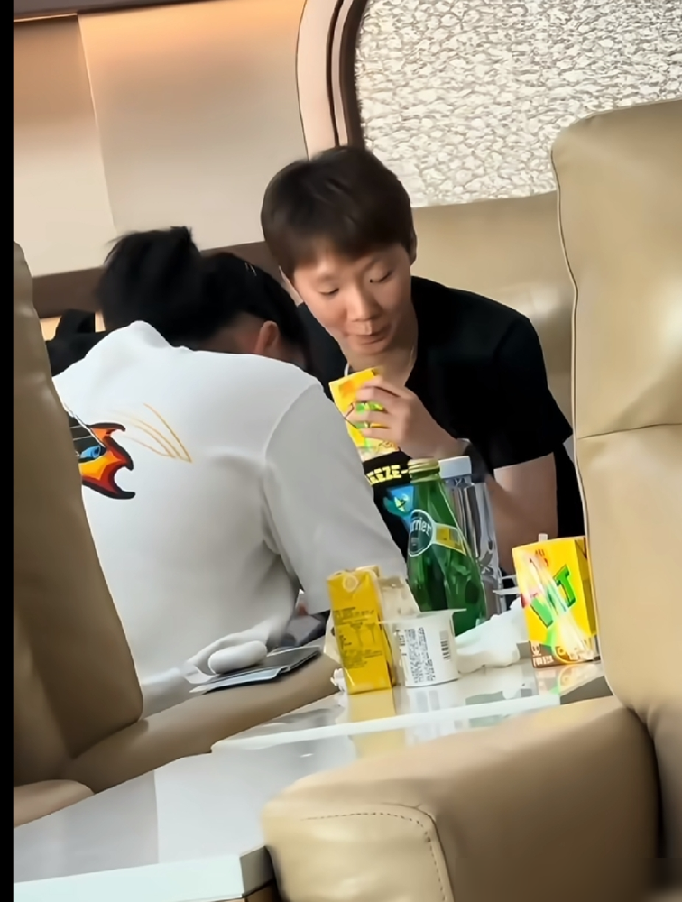 赛场上杀疯了的王曼昱，私下居然是这副模样？
刚刷到一段国乒休息的路透，她掏出来一兜饮料，先挨个递给徐奕和身边的小队友，一圈转完最后才给自己拧瓶盖。
俩人本来就是处了好几年的好姐妹，之前王曼昱去美国打比赛，徐奕全程跟着帮她处理翻译、跑腿办杂事，训练时也是互相陪练，实打实一起熬过来的搭档。
平时在