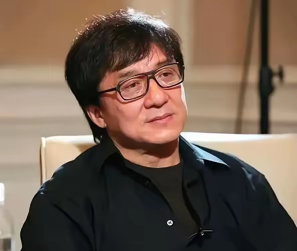 成龙在镜头前说了句大实话：我在全世界拍戏，看到太多中国人在海外过得很惨 —— 不是二等公民，是三等公民。打黑工、地下工，给家里打电话还得说 ”我这边很好”。有人觉得他站着说话不腰疼，可你想想《新宿事件》他为什么拍？就是亲眼见过太多华人的真实处境。现在国内机会遍地，多少人还在削尖了脑袋往外跑……