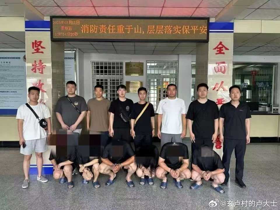 辽宁省公安厅公布5起新型恶势力犯罪典型案例：新型犯罪+全国扫黑除恶进行时：

为深入贯彻落实中央、全省深化扫黑除恶专项斗争工作部署要求，辽宁公安机关持续深化线索核查、案件攻坚与行业整治，在前期打击成果之上，侦破一批新型恶势力犯罪案件，现公布5起新型恶势力犯罪典型案例。

1.大连市打掉以 ​