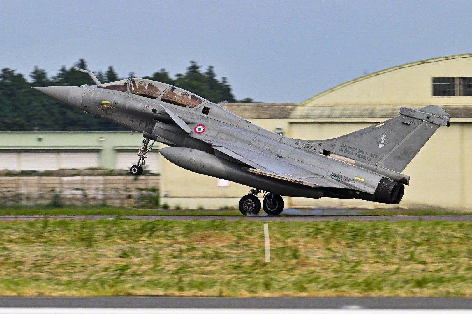 法国空天军阵风战机与空自F-2战斗机编队飞行。#烽火问鼎计划# ​