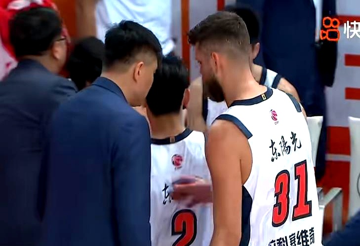 杜锋这回真低头了。 拉科塞维奇广东首秀亮得刺眼：开场五分钟5投5中拿下...