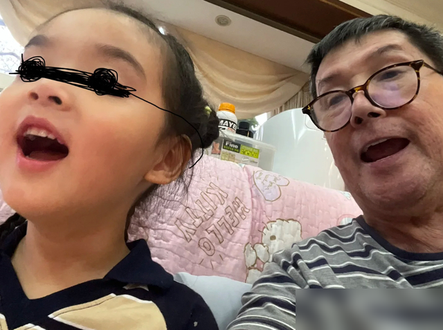 向佐的儿子，居然长这样。
10月13日，郭碧婷她爸直接甩出外孙向笙的正脸照，配文原话是都说孙女漂亮，可孙子貌比潘安。老头儿还特意补了一句，这是向佐的儿子，不是隔壁老王的。
网友立刻吵翻，一半人翻出向佐童年照，说这大脑门小圆脸就是复制粘贴的向家骨相；另一半人坚持，那白净秀气的劲儿，分明是继承了郭碧