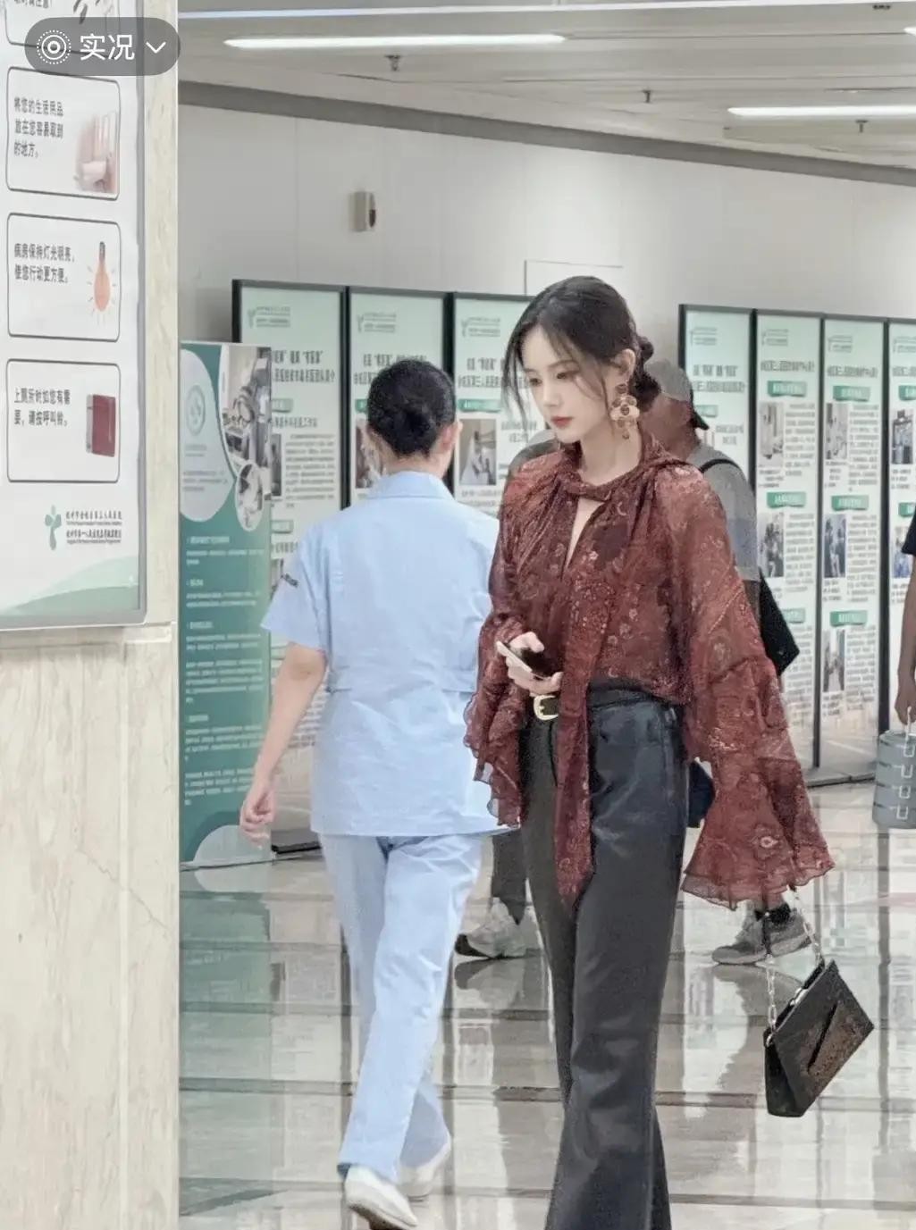 以前总觉得李一桐在荧幕里就是那种小家碧玉的甜妹，真在横店片场撞见她才发现，大家全被镜头给骗了。
她脚上踩着双沾了泥点的平底鞋，灰羽绒服一裹，在后街一露面，身段拔得比周围几个工作人员高出大半个头。
那天跟她搭戏的男演员官方身高过了一米八，平常看着也挺拔。
结果两人往监视器前一戳，李一桐下巴微收，