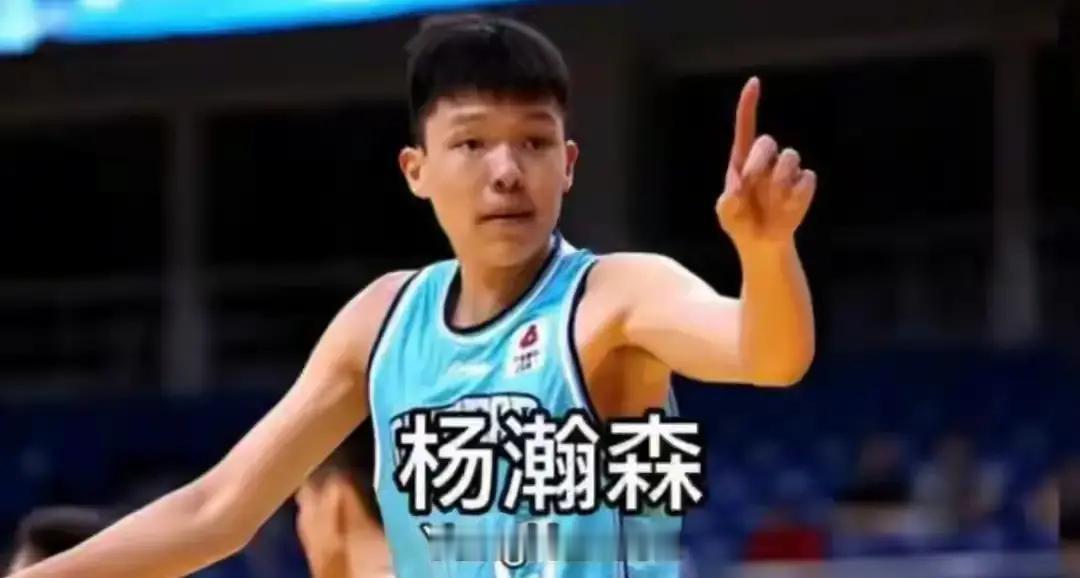 开拓者主帅嘴上把他夸成了一朵花，结果一到硬仗，整场48分钟硬是连一秒出场时间都没给。
11月3日马上就到了，留给杨瀚森的时间真的肉眼可见地变少。
大家心里其实都明白，管理层手里压着的那份2027-28赛季的球队选项，值486万美元。签字，接着留队培养；手一松，2027年夏天直接流落自由市场。