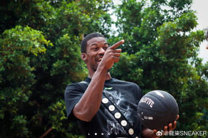 热报！全网点赞！巴特勒中国行不走网红路线，千里赴凉山为山区孩子捐建球场
 
今年NBA球星中国行中，吉米·巴特勒的行程彻底圈粉无数，不靠商业造势、不逛繁华都市，首站直接奔赴千里之外的四川大凉山，用一场暖心公益，诠释真正的体育温柔与担当。
 
8月19日，巴特勒抵达四川凉山州德昌县茨达镇，开启2026