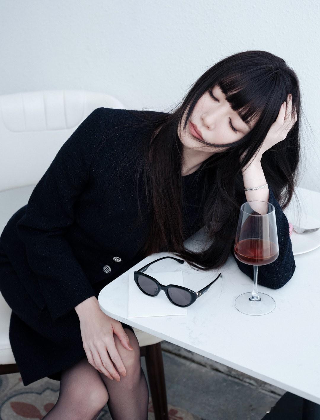 这居然是江疏影 齐刘海黑丝配高跟 这造型绝了 超过十秒你可能就欲罢不能了