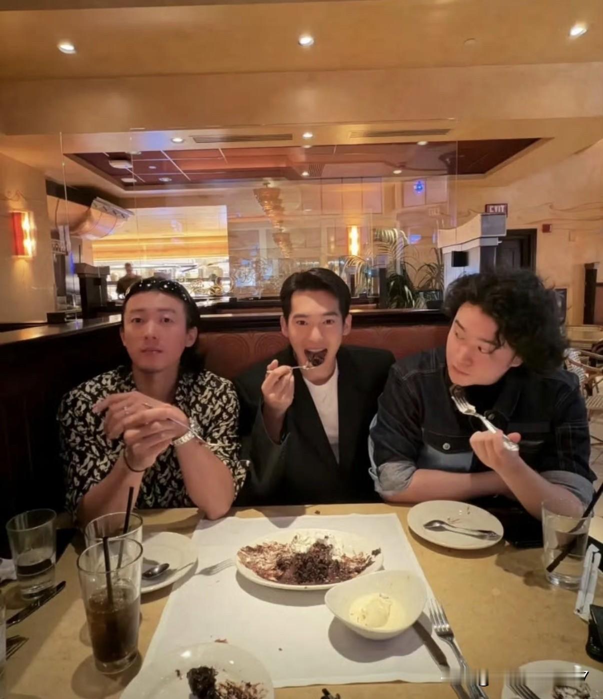 于适、侯雯元还有刘乐，三个人在美国偶遇相聚。这几位都是电影《封神》里一起打拼过的伙伴。三个人个个头小脸小，个子高挑，往一块儿一站，满满的帅气，看着特别养眼。

想当初拍封神的时候，一群年轻人同吃同练，结下了很深的情谊。就算拍完戏各忙各的，见了面依旧亲近。异国他乡老友相逢，简简单单合个影，没有明星架子