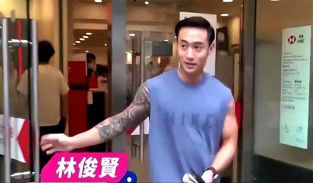 43岁蔡卓妍出席活动，疑小腹隆起明显孕味十足！网友：嫁给了爱情 ​