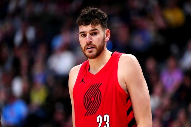 有些球员，常规赛数据看着真不错。    开拓者的克林根就是个例子，常规...