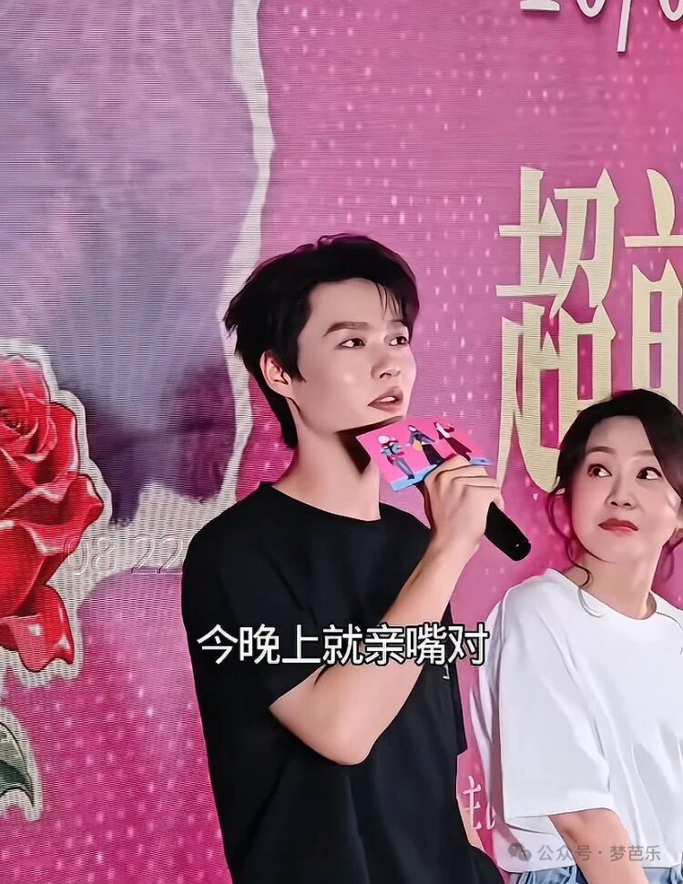 笑不活了，闫妮的“微醺”被柯淳“治好”了，因为她只是微醺，而柯淳是直接喝大了。

《活色生香》路演，柯淳说：“如果想爱的话，我趁我们还年轻，今晚就亲嘴。”直接把闫妮震惊成表情包，原来还有比他更大胆的人。

两人一起直播，柯淳说，我们国庆见，不去的是狗。他的大胆言论，让闫妮时刻警惕着拦着他说话。

这