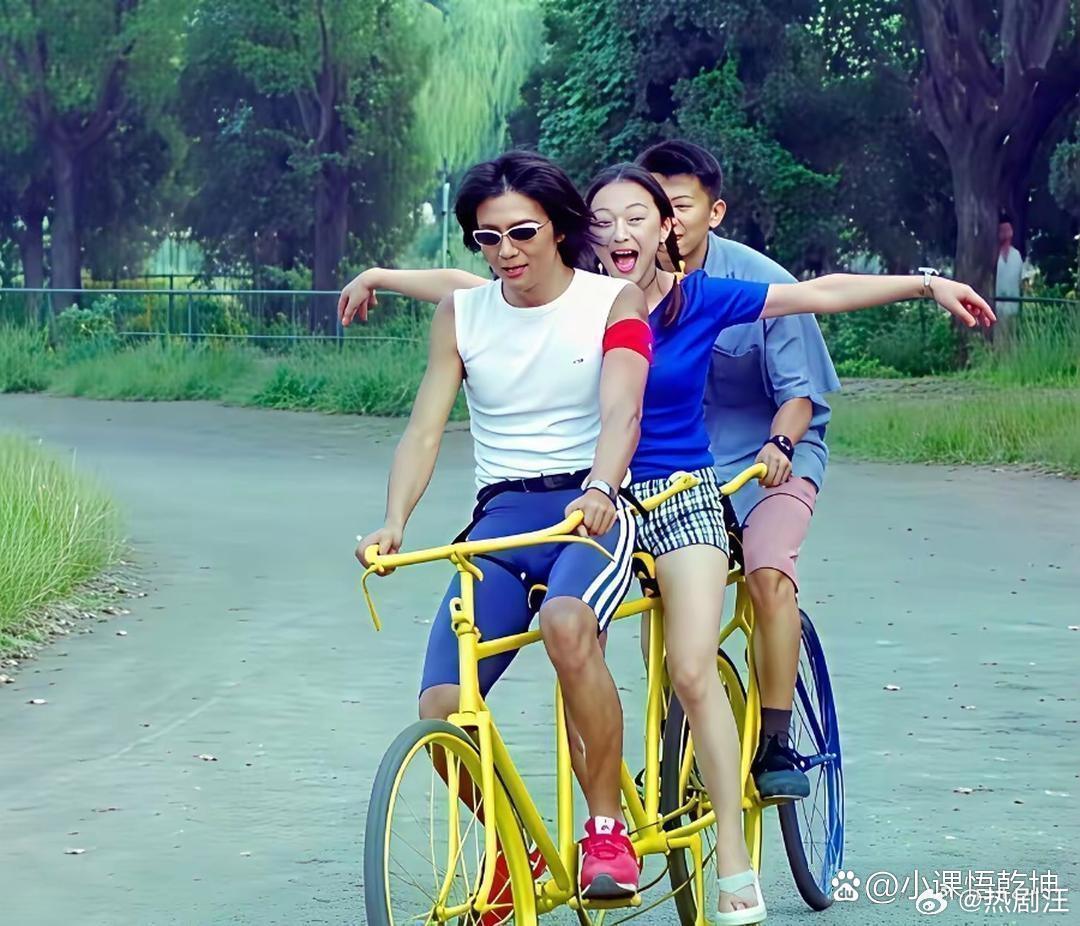 周迅、朴树、夏雨二十多年前在清华操场上的一组老照片。 ​