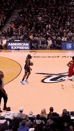 哈登这一球，到底犯规了没？    直接一个干脆利落的伸手，防守他的巴恩...