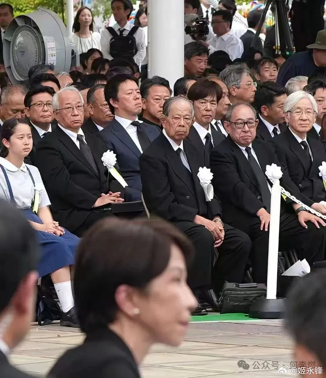 日本什么时候能像德国那样，认个错，跪一下

摘自何李燃

8月15日，日本战败投降81年。日本执政党自民党高层，第一次，集体参拜靖国神社。高市早苗供奉了“玉串料”并向靖国神社方向行礼。
图片
每年这个时候都有人问同一个问题：日本什么时候能像德国那样，认个错，跪一下。

1970年12月7日，勃兰特在 ​