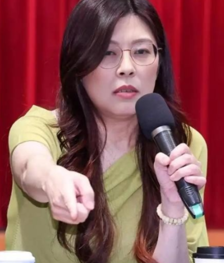 丢掉幻想，准备斗争！国民党已经正式退出了历史舞台的主角席位。郑丽文在专访中提出现