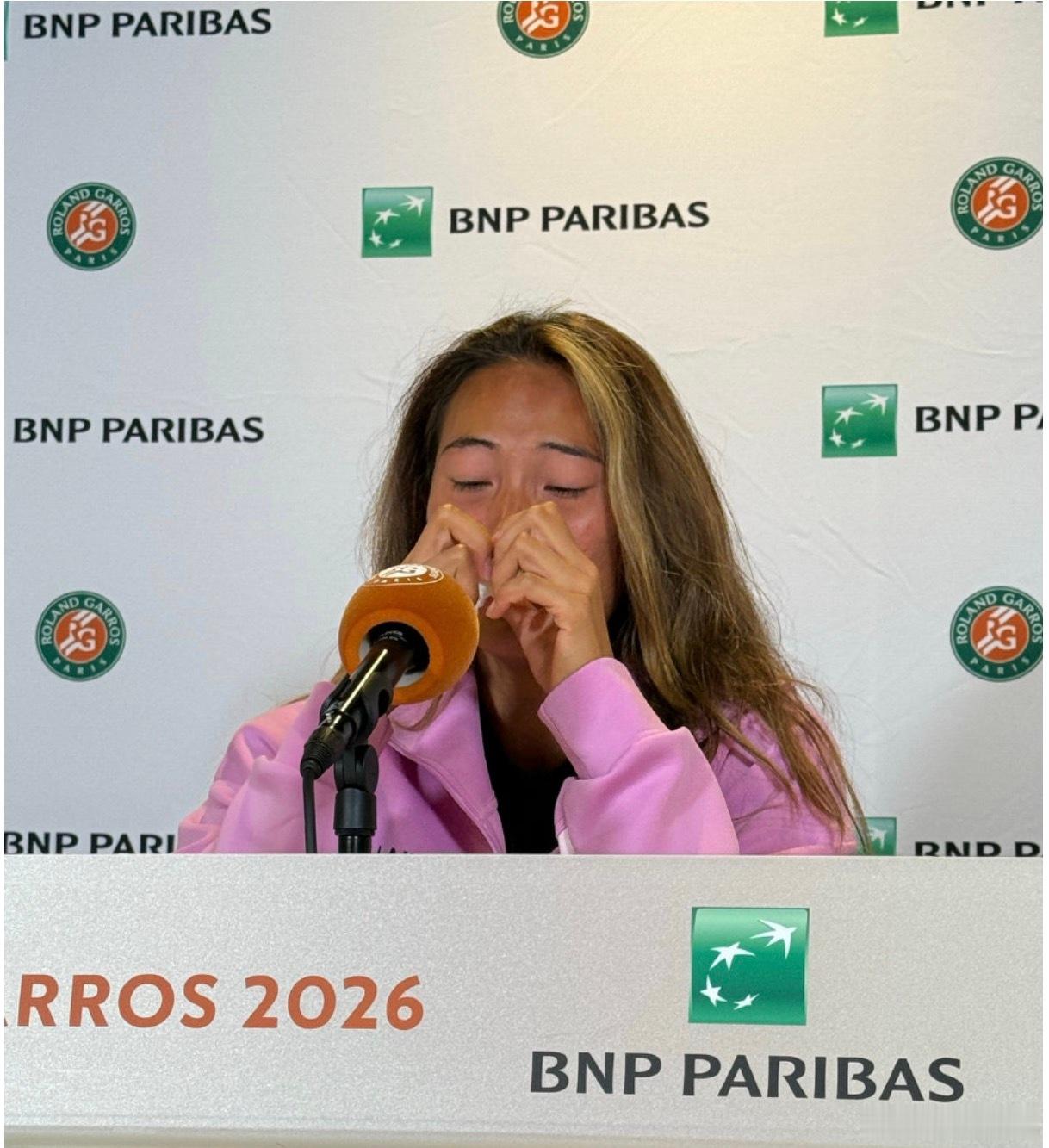 眼泪不是软弱，是还在乎的证明最让我动容的是她说"对法网没有期待是假的"...