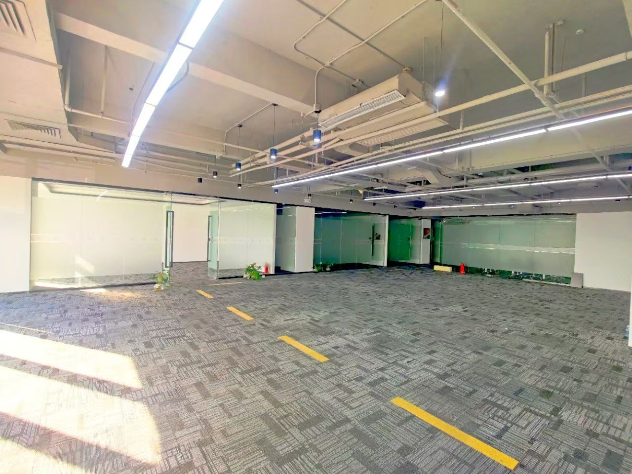 南山—威盛科技大厦2202
面积：923.3㎡
租金：68元/㎡
朝向：东南双面
物业：28元/㎡含中央空调（周一至六）
格局：9+1   
备注：公共会议室（10-100人）、茶水间免费使用。#深圳##深圳写字楼招租##沈月后援会宣布暂停运营#  ​