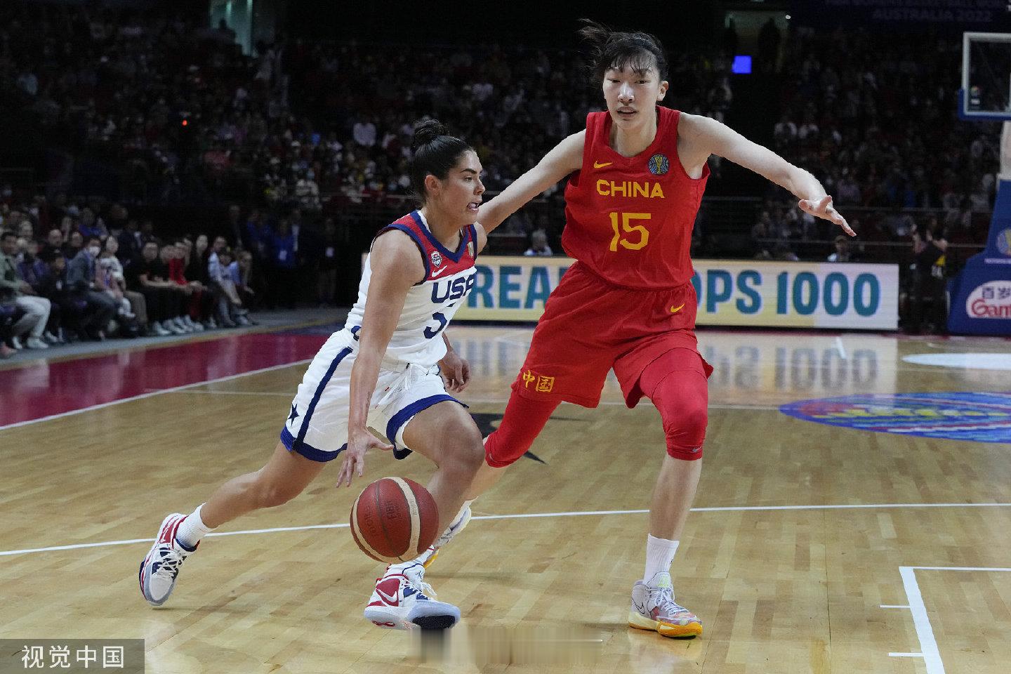 硬碰硬！中国女篮迎战世界第一美国女篮

万众瞩目的女篮焦点对决即将打响，中国女篮直面实力强劲的美国女篮。即便过往交锋处于下风，姑娘们依旧毫无惧色。韩旭撑起内线屏障，张子宇带来身高优势，王思雨坐镇后场梳理进攻。面对对手高压逼抢与快攻反击，期待全队稳住节奏，拼好每一个回合。无论结果如何 ​