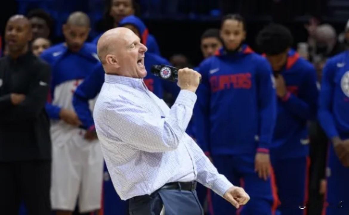 快船老板鲍尔默这回是真“认怂”了！

因为球队薪资帽违规那档子事，NBA官方直接开出重磅罚单，鲍尔默个人被罚3000万美元，他和多位高管被禁赛，快船还被没收了5个首轮签。这罚得可真够狠的！

本来以为鲍尔默要跟联盟硬刚到底，结果人家直接发声明：不告了，罚金已交，翻篇。声明里向球迷、员工和其他老板道了