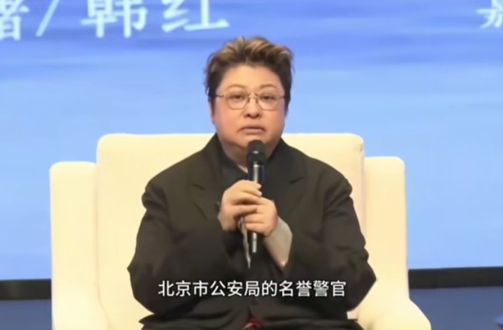 韩红哪句话是真的？
早年在一场分享会现场，韩红亲口说道：“小时候确实想当警察，后来很荣幸成了北京市公安局的名誉警官，总想着抓坏人。”