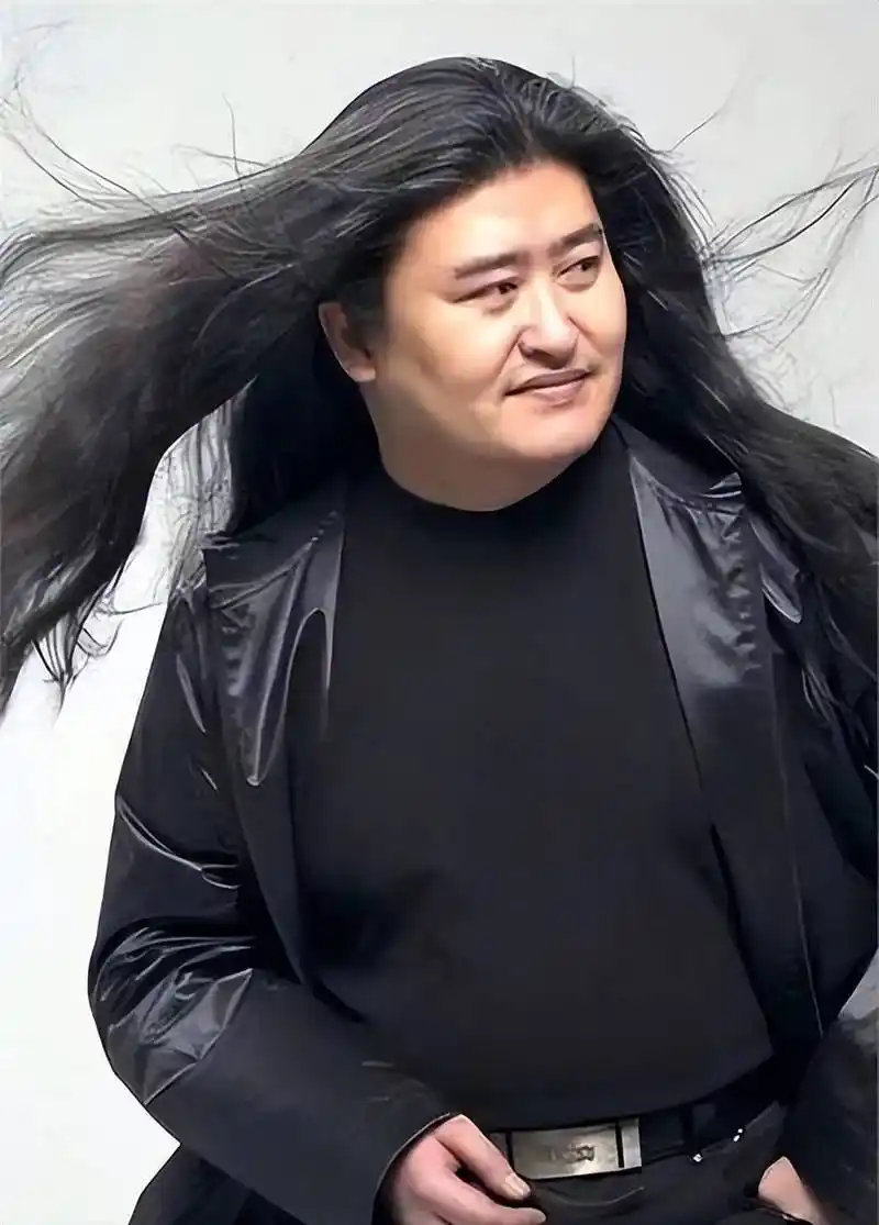 刘欢先生走后，不少人追忆他的歌声，也有不少传言再起，其中流传最广的，说他常年喝酒，才落下病根。
    妻子卢璐曾多次公开澄清：刘欢患上股骨头坏死，根源是早年的一次外伤，并不是网上传的喝酒无度。
    卢璐说，刘欢30岁前偶尔喝点，后来几乎不参与应酬饭局，很少喝酒，网传“嗜酒致病”，并不属实。