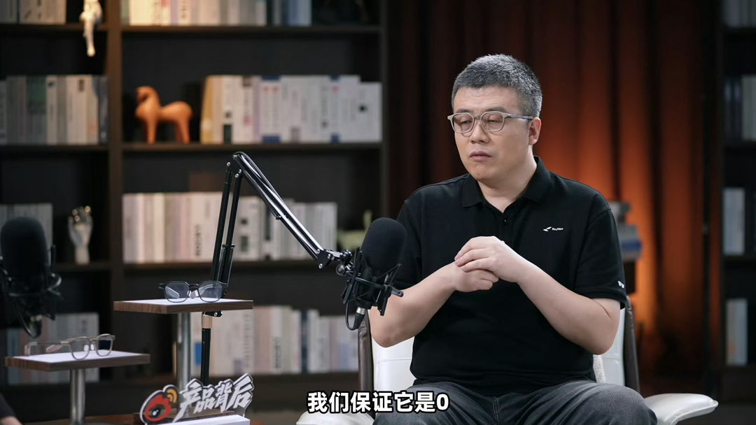 #AI眼镜成为隐私重灾区#
AI眼镜的普及带来隐私危机，如隐形摄像头般偷拍，个人数据遭泄露，监管滞后成隐患，急需平衡科技便利与隐私保护。 ​