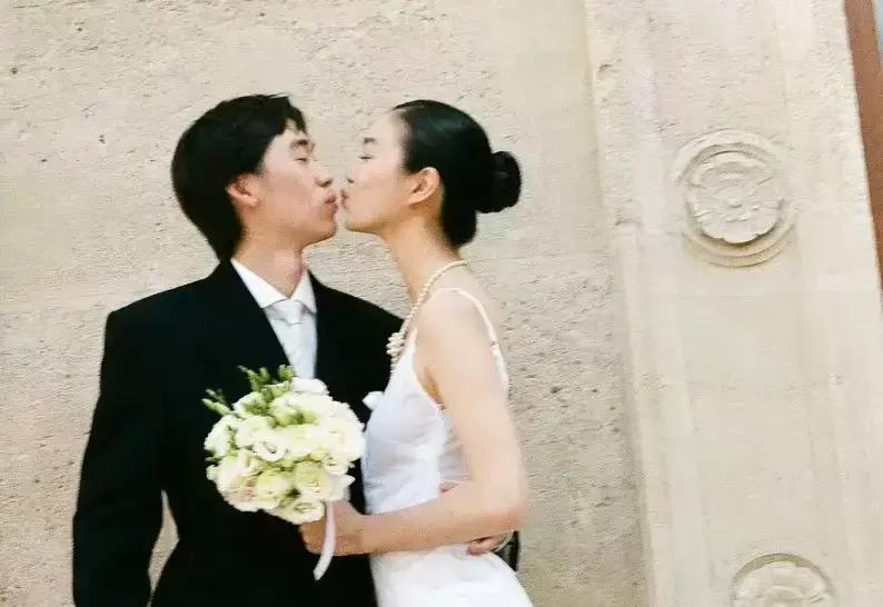 从8月底公开认爱到领证结婚只用了不到两个月，林依轮的大儿子林子濠直接把法籍超模陈瑜娶回了家。
没有大操大办的豪门宴席，也没折腾什么世纪婚礼，小两口直接在网上发了一组草坪上的复古胶片照，干脆利落地把证给领了。
女方是14岁入行、走过维密大秀的陈瑜，比林子濠大一岁。林子濠自己也是帕森斯毕业的独立音乐