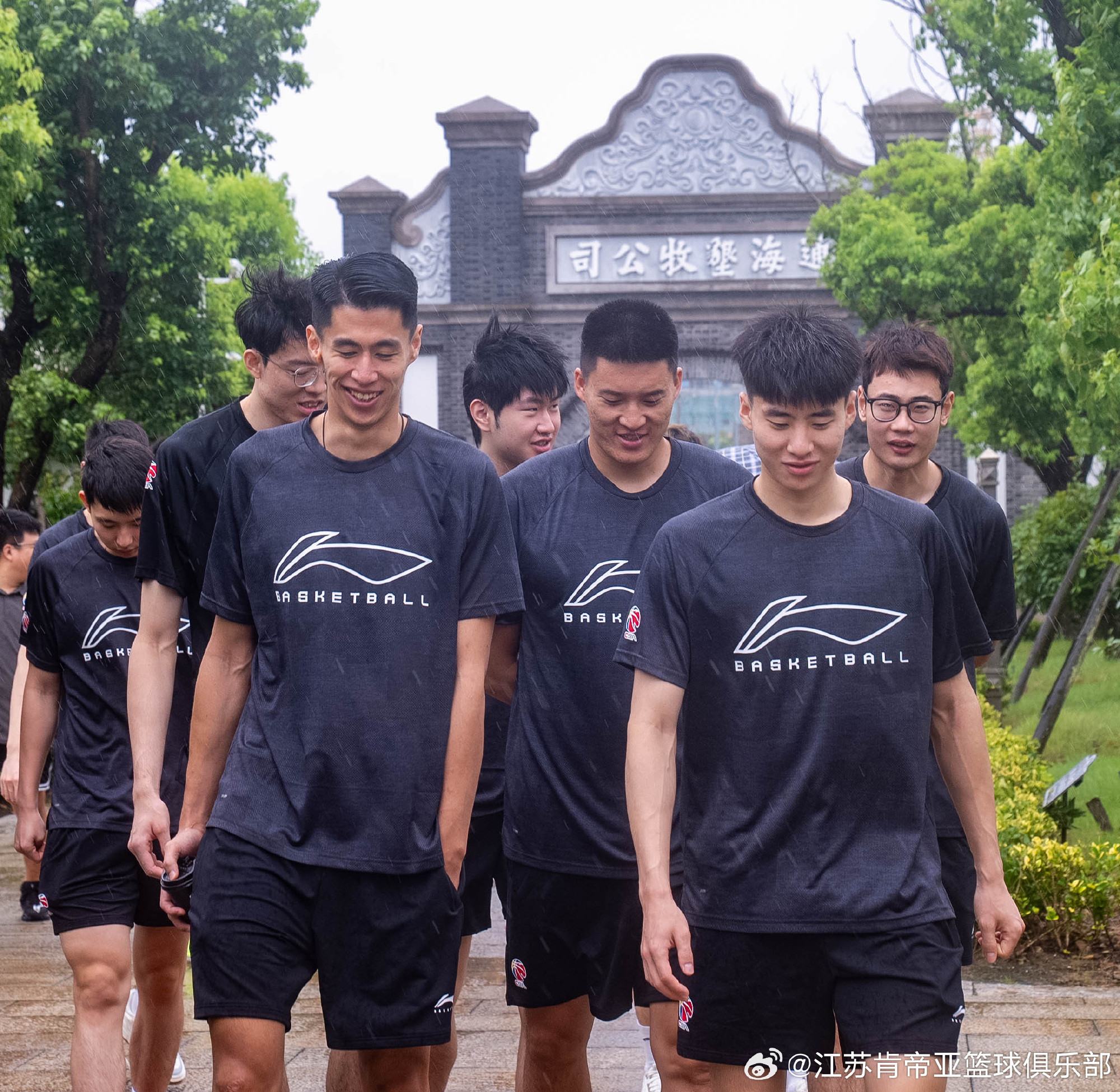 为厚植拼搏底色，感悟江海拓荒精神，8月10日上午，江苏肯帝亚男篮教练员...