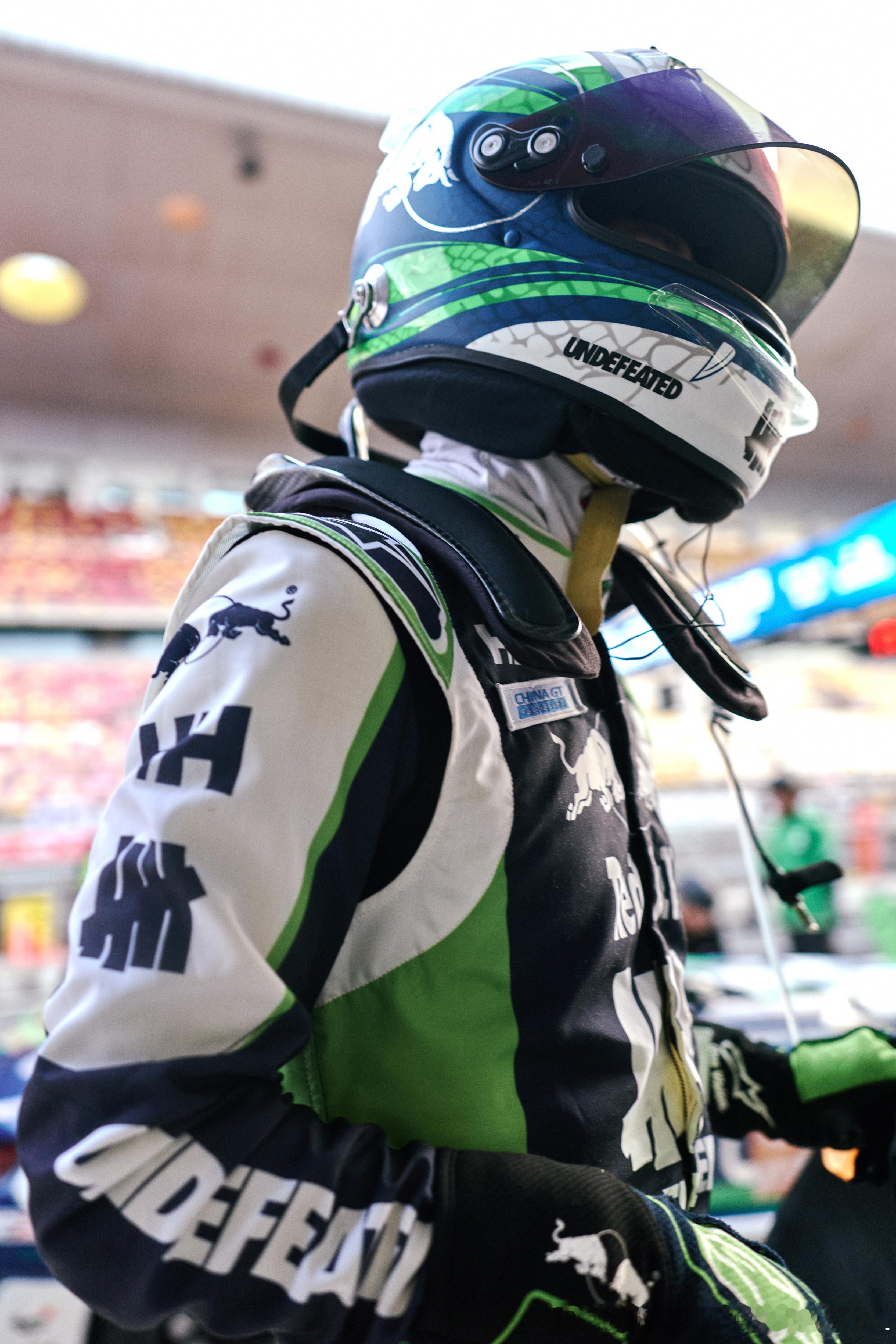 #王一博[超话]##王一博GT3排位赛# | #王一博赛道打滑# 上午雨天赛道太打滑，好几辆车都撞墙了还有损坏的，王一博也在弯道打滑但是很快控制好了赛车，虽然还被其它车辆撞了一下，但还是拿到排位赛组别第四、圈速2分03秒520的好成绩！为王一博骄傲！期待正赛！ #王一博加油的管子都是绿的# 也为王一博的 ​