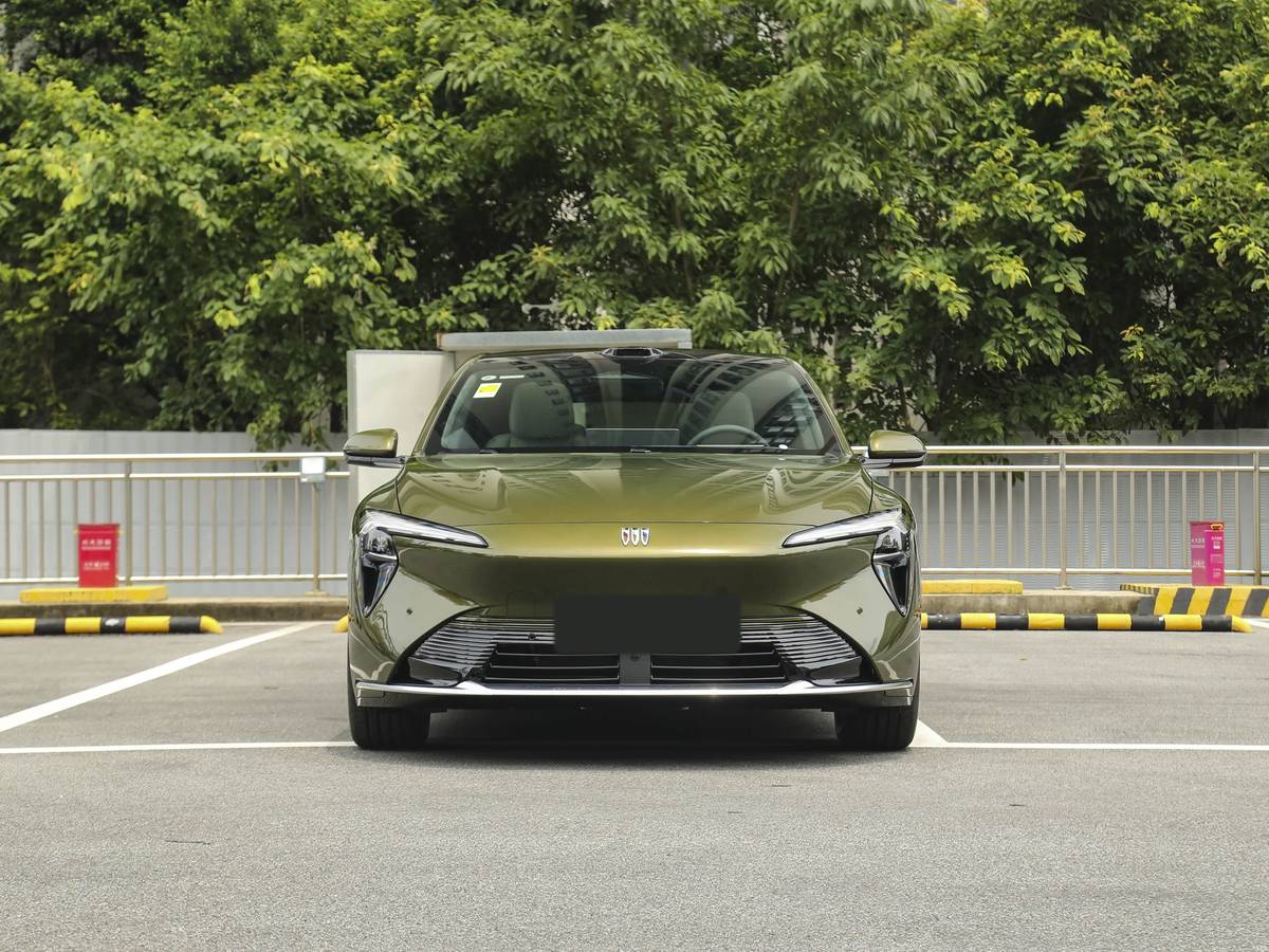 16.99万买800V+6C超充+702km，别克至境L7纯电到底香不香？

过去两年，20万级纯电轿车是国产车的天下：800V、超充、激光雷达卷得飞起。合资车呢？还在用400km续航、智驾都舍不得给的“油改电”糊弄人。

别克坐不住了。8月19日，别克至境L7纯电版正式上市，三款配置，国补权益价1