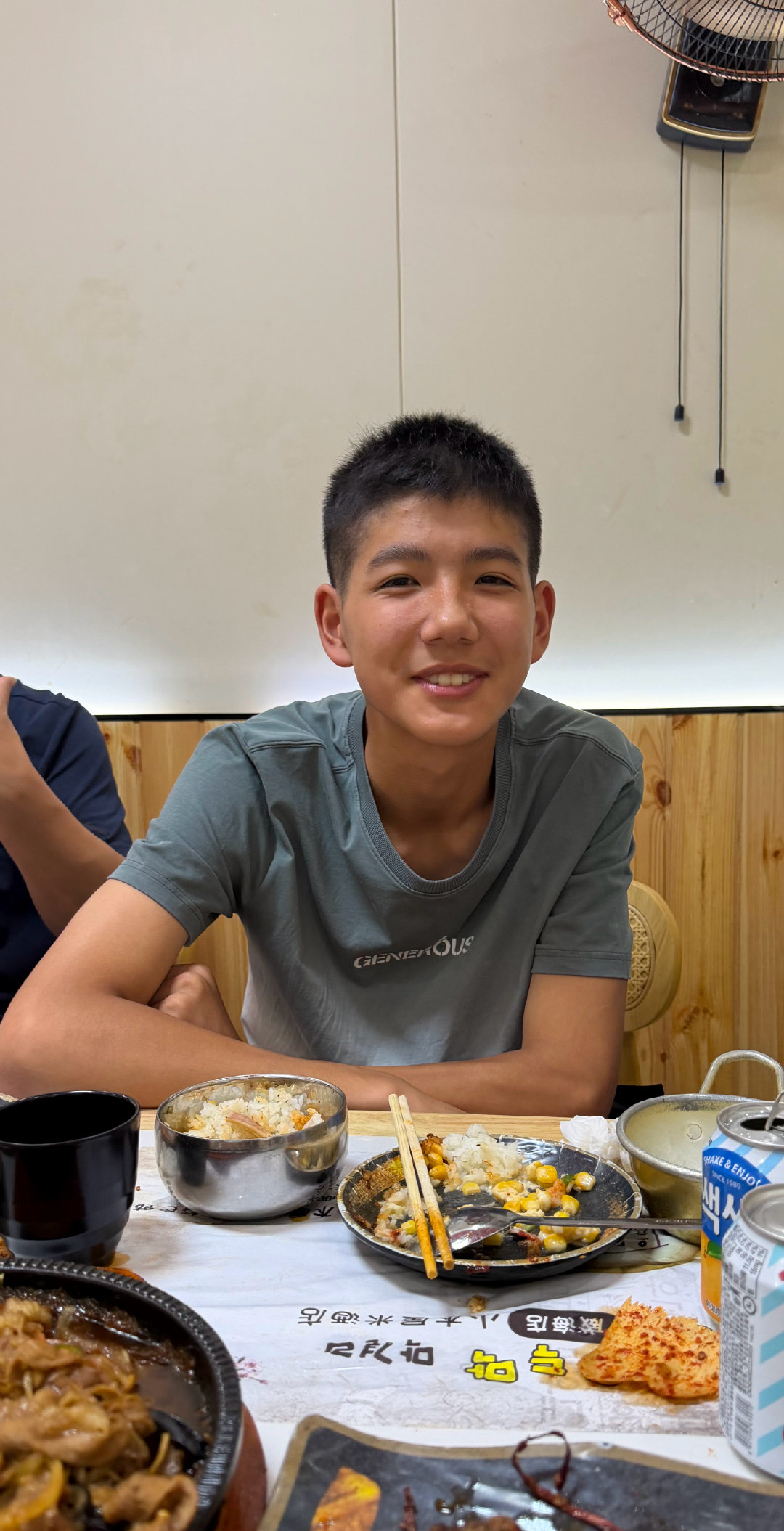 聊城的朋友带了两个儿子来威海玩，
他大儿子长得太像王安宇了，
我老忍不住盯着看，
简直是王安宇小时候，
笑和不笑都很像[憧憬][憧憬]

才上初三就已经帅的如此夺目，
等十七八岁长开了可咋办啊[捂嘴哭][捂嘴哭]

#我奇奇怪怪可可爱爱的朋友们# ​