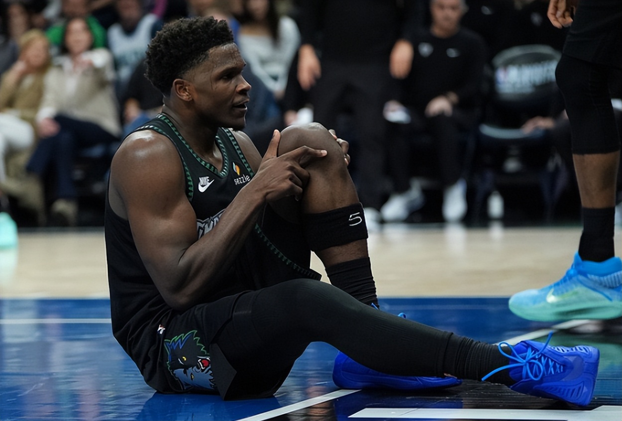 名记：爱德华兹将退出首轮剩余比赛，左右膝盖都有伤病，韧带无碍