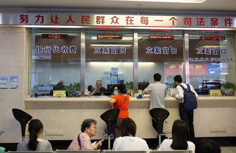遇到别人欠钱不还，可以分三步合法追债。第一步友好协商，微信、电话沟通，固定借条、转账记录等证据，可签订分期还款协议。
协商无效就向法院起诉确权，拿到生效判决。对方依旧拒不还钱，直接申请强制执行，冻结账户、查封资产，申请限高失信。切记不要骚扰、曝光对方信息，非法讨债反而会让自己违法。