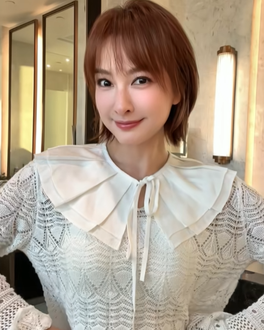 吴昕正在上海打拼事业，杜海涛去看望她时，指着她身后的一栋大楼问：“这就是你买下的那栋楼吗？” 
 
吴昕听完愣了一下，随后才反应过来，杜海涛又在拿吴昕最近忙事业这件事开玩笑。镜头里真正属于吴昕日常工作的，是楼里的办公空间，并没有公开资料能够证明整栋建筑归吴昕所有。

杜海涛继续逗吴昕请客，还让吴昕多