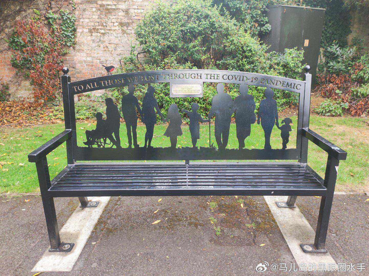 在温切斯特的花园里，看到一张纪念Covid逝者的长椅。我们不该、不能忘记他们。 ​