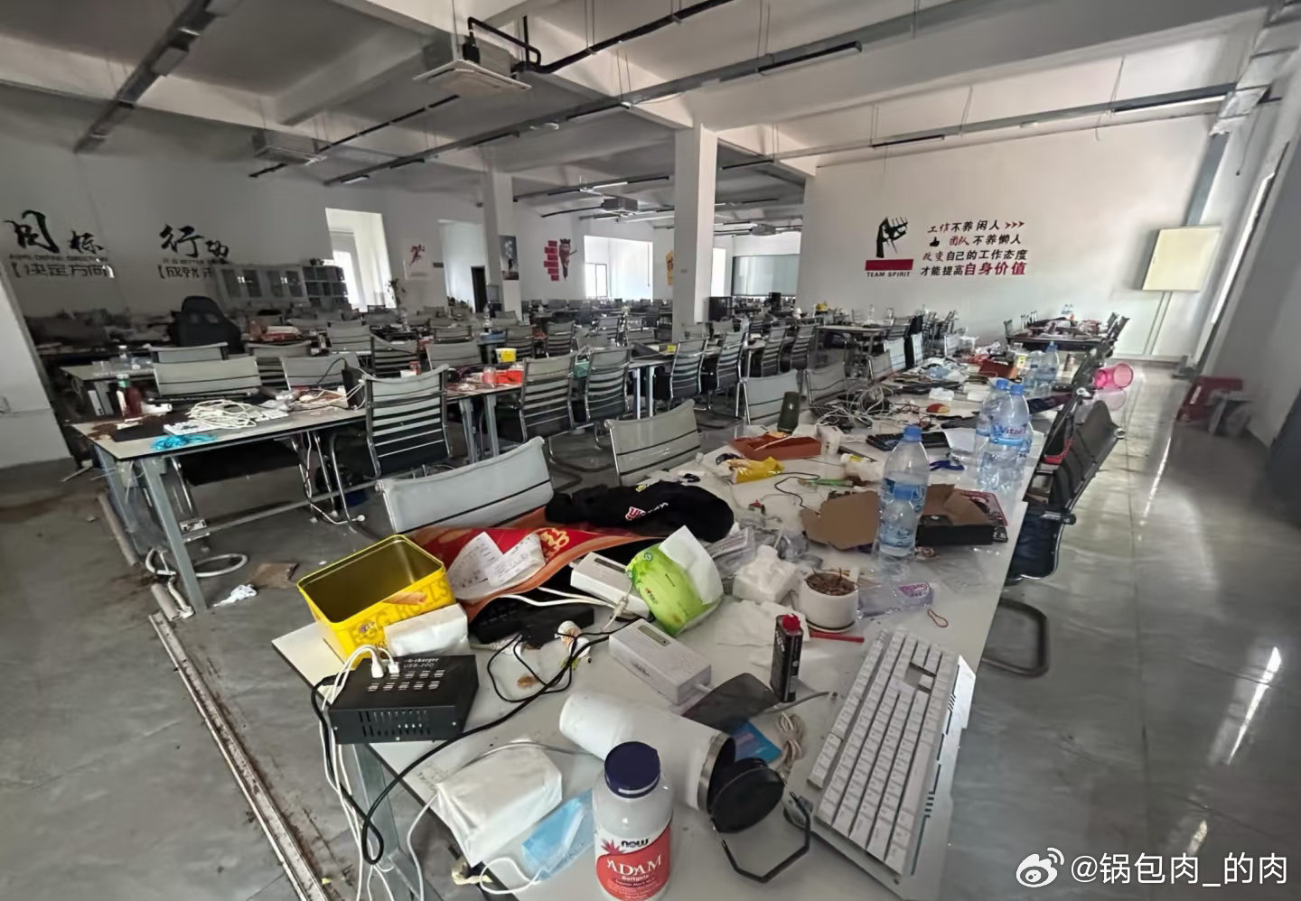 #柬诈骗园区内有设手术室的医院#触目惊心！柬埔寨大型诈骗园区内部曝光，园区内建有医院并且配备手术室，同时存在地下牢房、刑具、仿冒警局等设施。
 
这不是影视剧，是真实存在的罪恶。所谓的医院，背后藏着难以想象的黑暗。
警惕境外高薪陷阱，不要轻信出国暴富的美梦。 ​