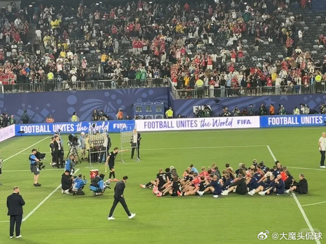 ⚽️杯2亿身价的哈兰德，上半场抢断门将推空门，打中柱了。 空门。 中柱...